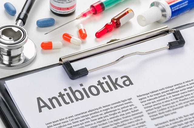 Antibiotika existieren heutzutage in vielen Variationen . Grundsätzlich unterscheidet man in abtötende und vermehrungsverhindernden Kategorien.