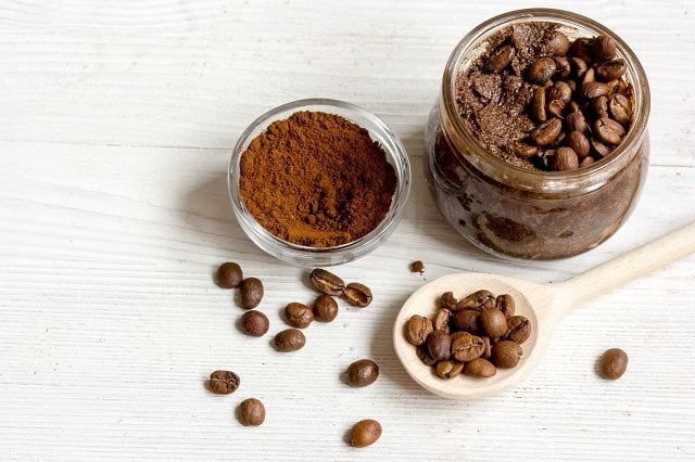 Kakaoöl wird entwender mittels Wasserdampfdetsillation oder Lösungsmittelextraktion gewonnen.
