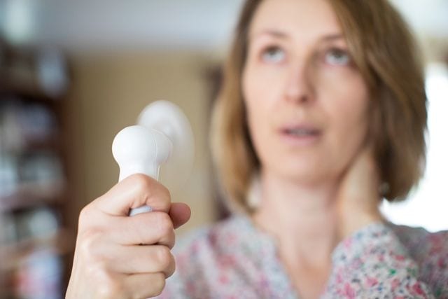 Die hormonelle Veränderung während den Wechseljahren führt aufgrund des Östrogenmangelns zu Rückenschmerzen.