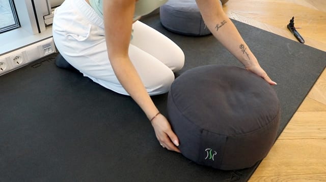 Runde Meditationskissen sind die Alleskönner unter den Yogakissen und besonders für Anfänger geeignet.